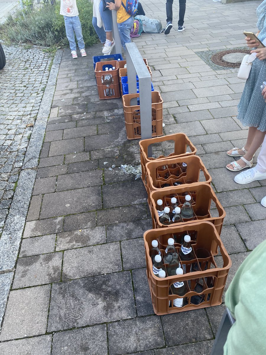 VolkerPies's tweet photo. Das ist für hunderte Passagiere. Darunter viele ältere und Kinder https://t.co/lKsLIeaEM7