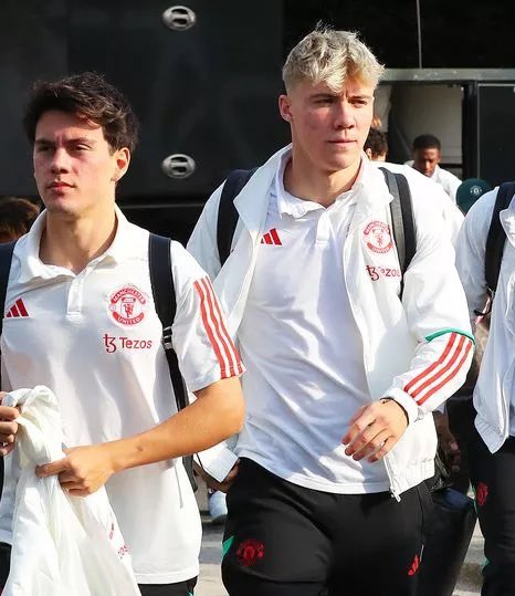 UtdFaithfuls's tweet photo. Rasmus Højlund travelling with the Manchester United squad to face Arsenal. 🇩🇰🔥 https://t.co/g2nbaml0ig
