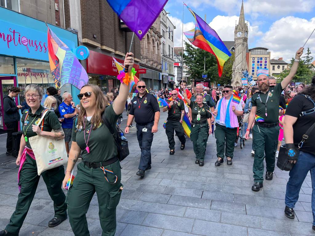 EMASNHSTrust's tweet photo. Our Divisional Director for Leicestershire, Susannah Ashton joined the @EMAS_LGBT Network today at @leicesterpride. Thank you to everyone who came along to see us today and join in the celebrations 👋🏻☺️ https://t.co/tBQP6eHFCd