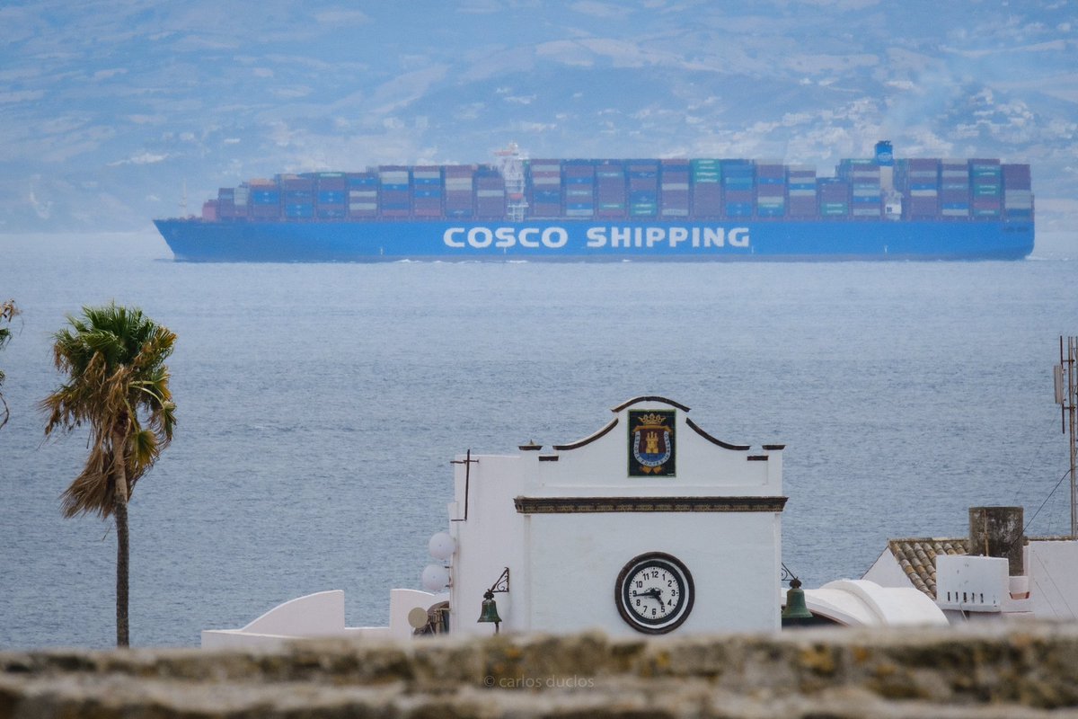 A las cinco menos cuarto ⏰ el #megabuque Cosco Shipping Leo, pasaba por el Estrecho de Gibraltar 🛳️ 🕰️ 
At a quarter to five, the Cosco Shipping Leo passed through the Strait of Gibraltar #tarifaspain #eastbound  #megaship #megabuque #estrechodegibraltar #straitofgibraltar