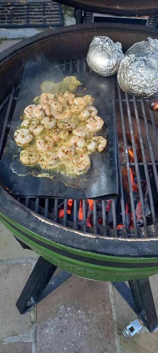 NFeirteir's tweet photo. Not many BBQ nights left... #chilliprawns https://t.co/zpIXZmnBeW