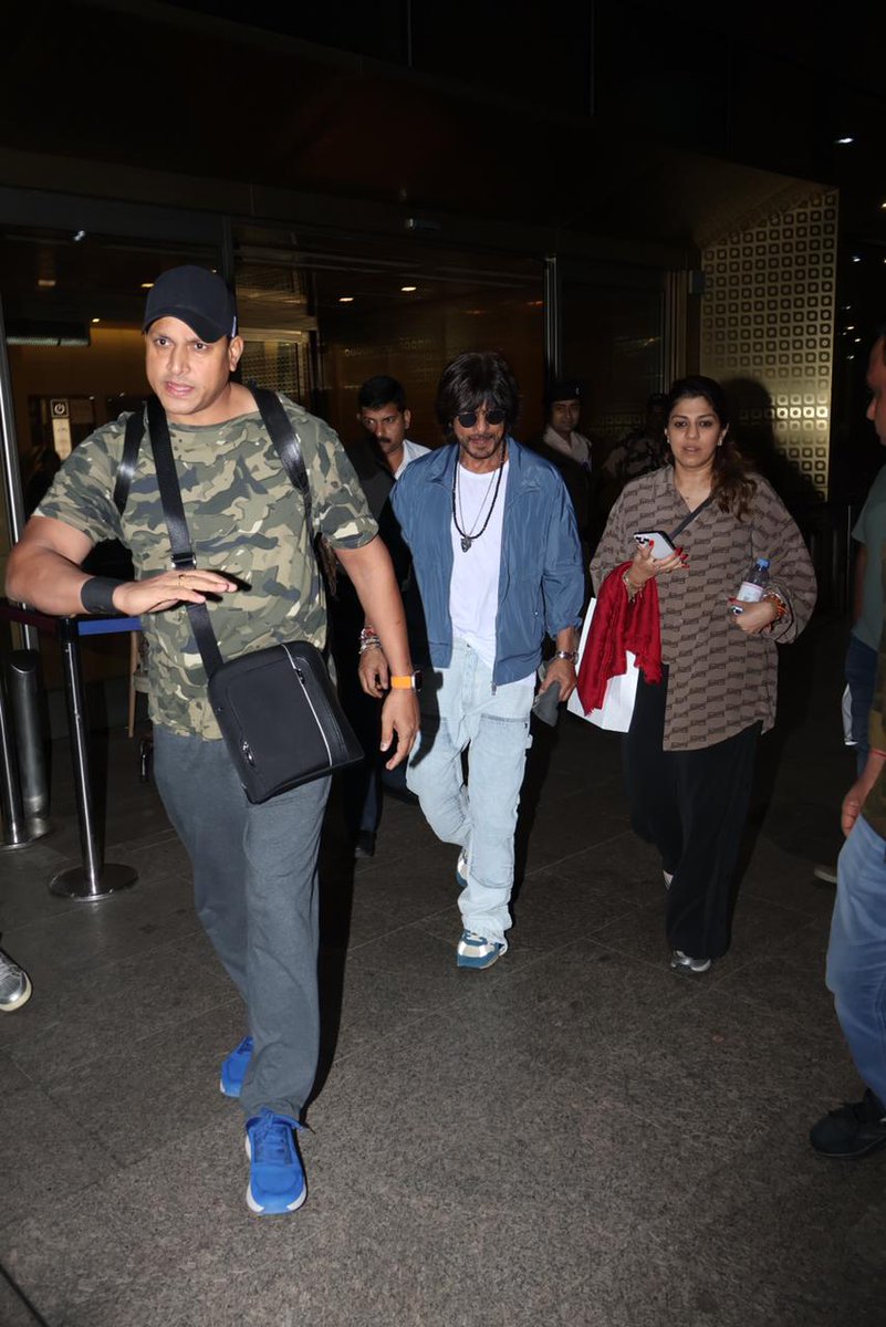 SRKUniverse's tweet photo. HQ pictures of the KING back in the Bayππβ‘π₯
@iamsrk @RedChilliesEnt @Atlee_dir
#Jawan #JawanTrailer #JawanAdvanceBookings #5DaysToJawan #ShahRukhKhan https://t.co/7x1DeJidN5