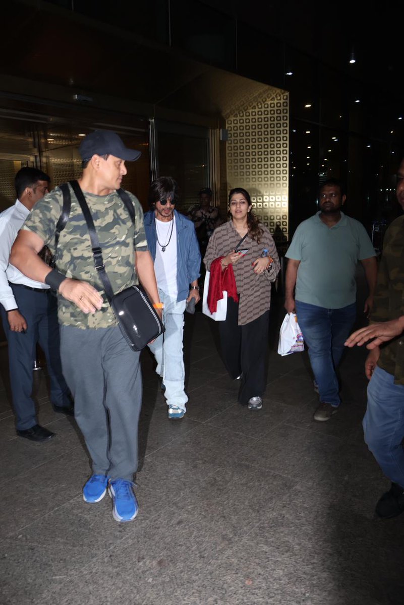 SRKUniverse's tweet photo. HQ pictures of the KING back in the Bayππβ‘π₯
@iamsrk @RedChilliesEnt @Atlee_dir
#Jawan #JawanTrailer #JawanAdvanceBookings #5DaysToJawan #ShahRukhKhan https://t.co/7x1DeJidN5