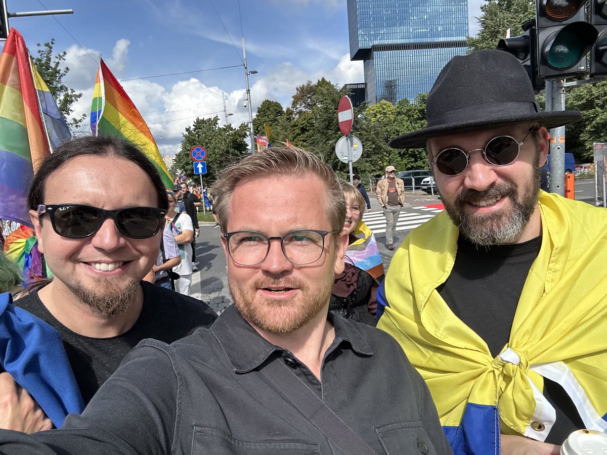 Heute in #Kattowitz bei der #PrideParade mit #oberschlesisch|en Akzenten. Hierbei mit MEP ⁦@LukaszKohut⁩ umgeben von Sprachen der #Heimat: #Oberschlesisch/#ślōnskogodka und #Deutsch. Zeichen für eine freie #Zukunft wurden gesetzt.