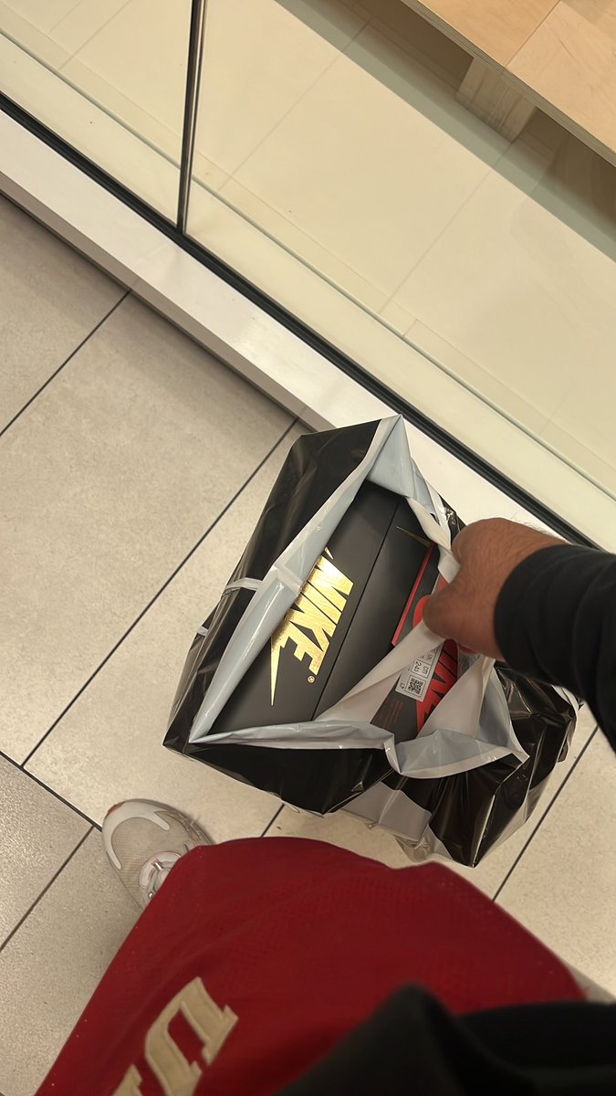 calkeepemtweetn's tweet photo. @SneakerVisionz Secured https://t.co/dz0k0GAfbU