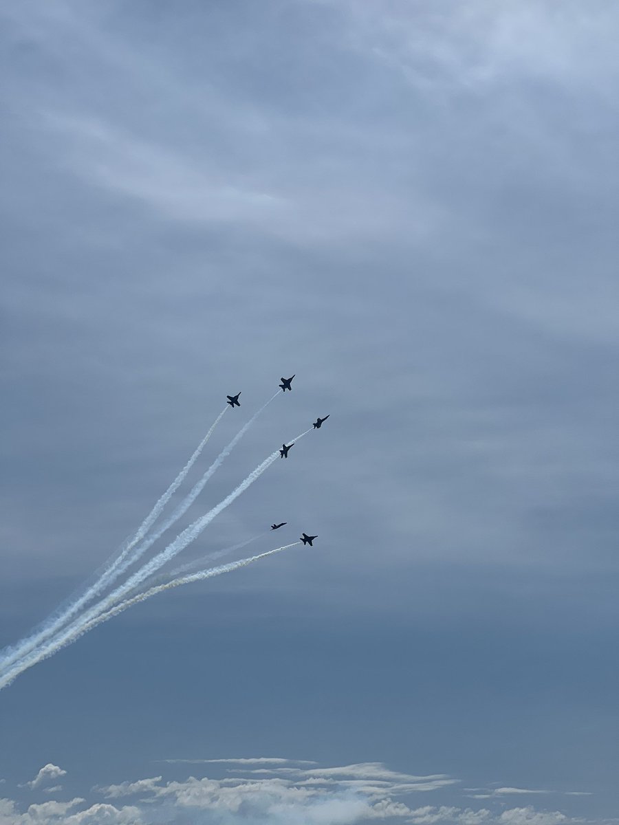 _par7h's tweet photo. Canadian International Air Show from Ontario Place

#CNE #AirShow #Toronto #CIAS https://t.co/1GqtYVf5q7