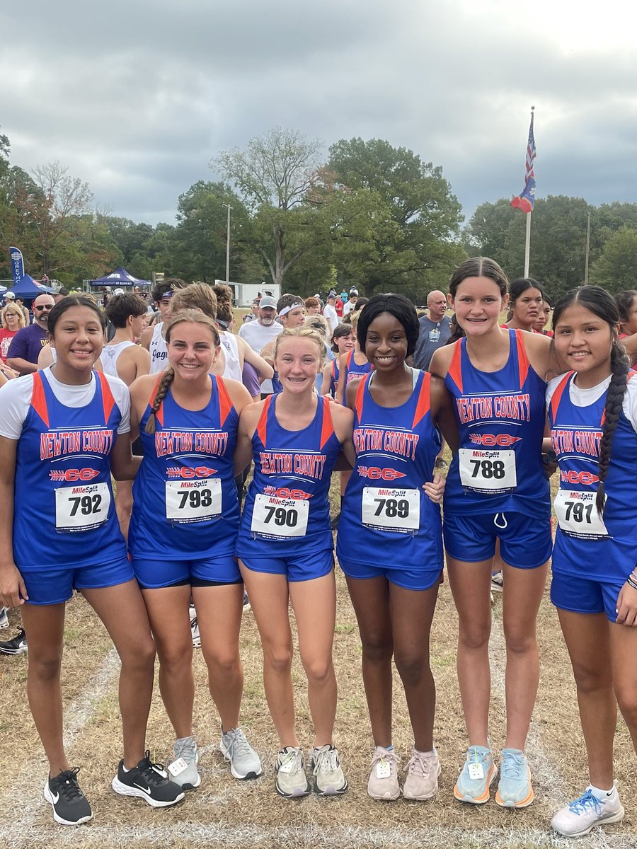 newton_countyxc's tweet photo. Before and after the mayhem. What a great day!#getupthathill #enjoytherun https://t.co/4bl2OM0mNj