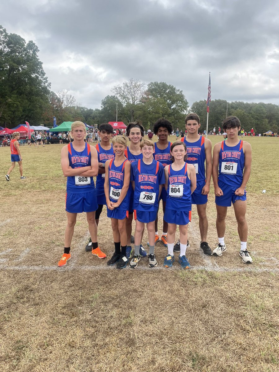 newton_countyxc's tweet photo. Before and after the mayhem. What a great day!#getupthathill #enjoytherun https://t.co/4bl2OM0mNj