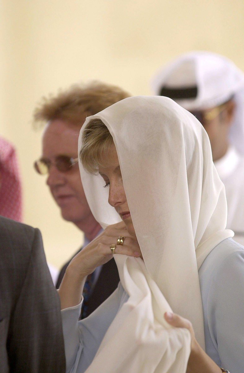 littlemuoitom's tweet image. #BeautifulShot

The Duchess of Edinburgh (then Countess of Wessex) covering her hair before visiting the Al Fateh Mosque in Bahrain ✨

📸 by Tim Graham in 2001