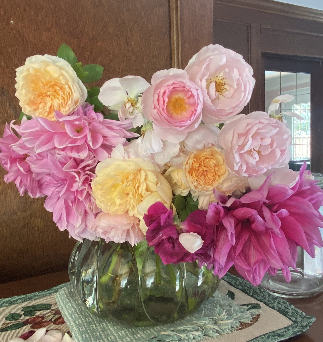 christinedemar's tweet photo. @katefromcambs @Celiawood18 @FopianoJoy @jillbrown231 @lynnsferrazza1 @ne2r2d2 Hello Kate! Hello from me as well to our #FlowerFriends. Happy Saturday on this #LabourDay long weekend in Canada. I’d like to join you with a #FloralArrangement &amp; #Bouquet that I made for my daughter yesterday #WhatsInYourVase &amp; #DontFearTheShears  are great hashtags 🤩😂 https://t.co/O4oFnt4HaH