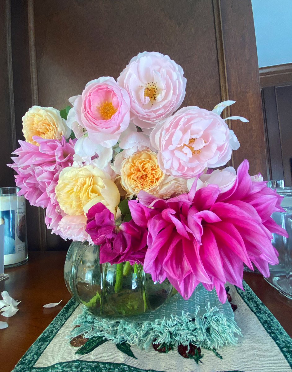 christinedemar's tweet photo. @katefromcambs @Celiawood18 @FopianoJoy @jillbrown231 @lynnsferrazza1 @ne2r2d2 Hello Kate! Hello from me as well to our #FlowerFriends. Happy Saturday on this #LabourDay long weekend in Canada. I’d like to join you with a #FloralArrangement &amp; #Bouquet that I made for my daughter yesterday #WhatsInYourVase &amp; #DontFearTheShears  are great hashtags 🤩😂 https://t.co/O4oFnt4HaH