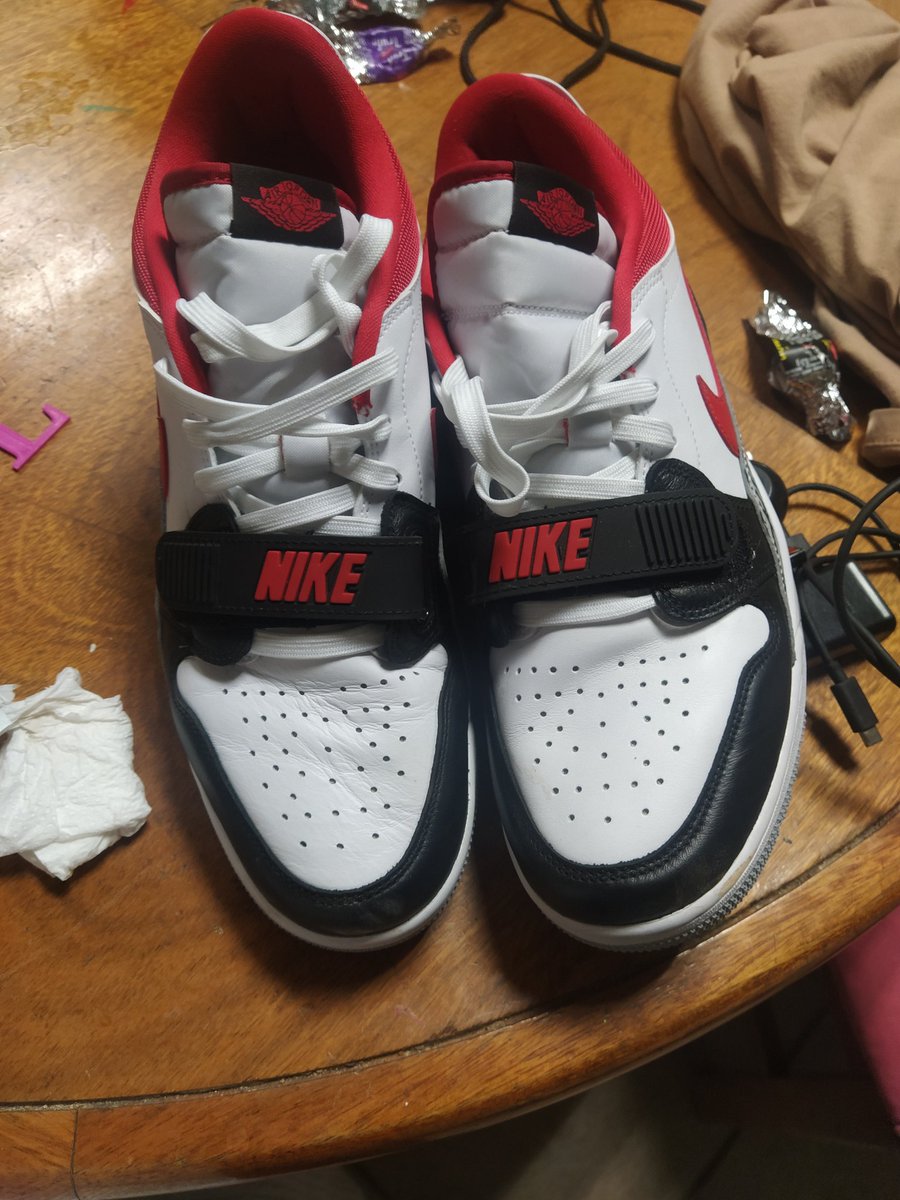 Hello <a href="/nikestore/">Nike.com</a>,<a href="/Nike/">Nike</a> I made a purchase at nike.com.ar, the shoes arrived wrinkled with the wrong sole, it is incredible that they look like a replica and they do not give me a solution, somewhere I can contact me, I have attached photos.
