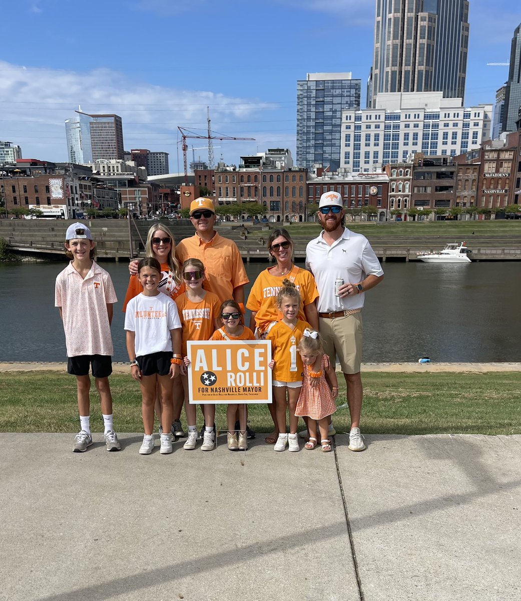 AliceRolli1's tweet photo. Nashville looks good in orange today! https://t.co/XXF6JGTBTf