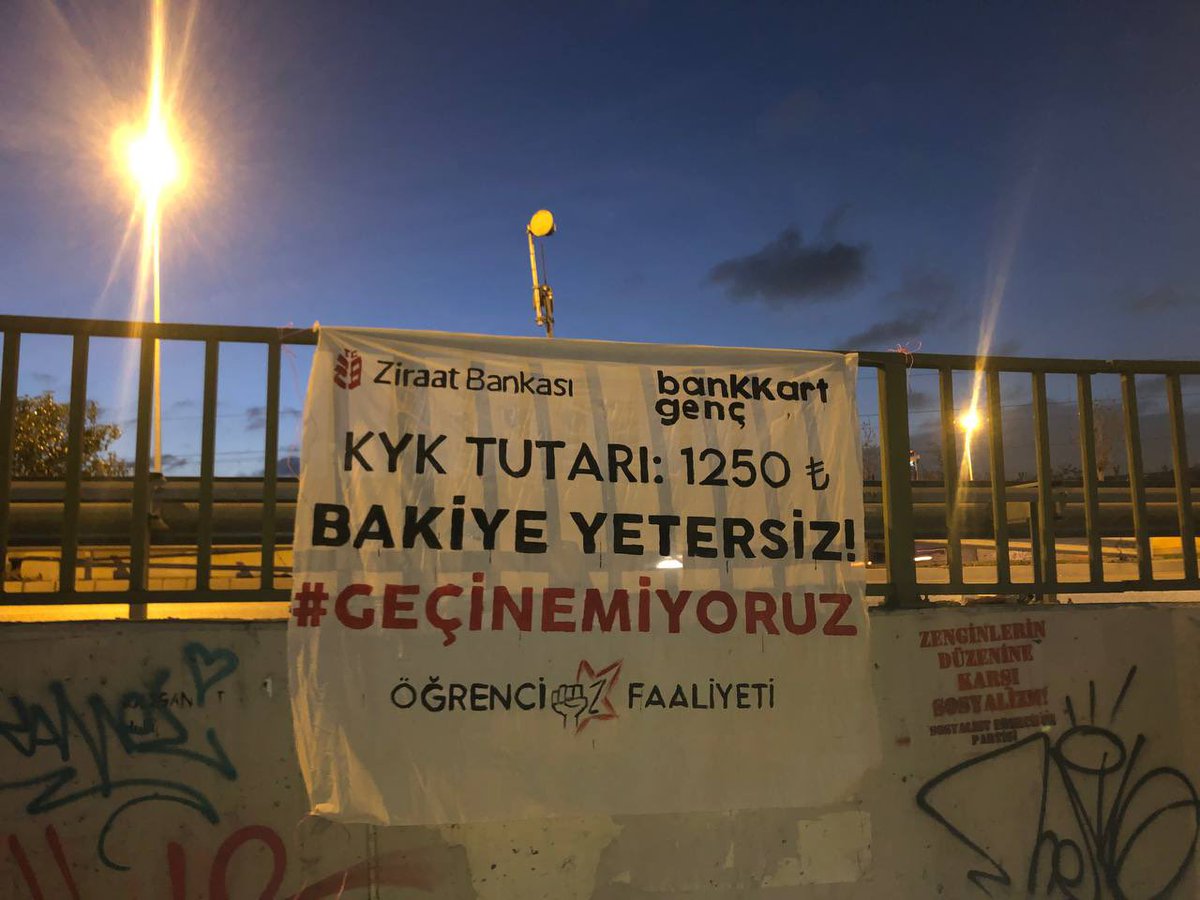 KYK yurtlarında kalan sıra arkadaşlarımızdan, yurtlar en erken 25 Eylül'de açılıyorken, Eylül ayı ödemesi istenmesi kabul edilemez. 

Üniversitelileri ekonomik krizin kıskacına sıkıştıran bu sistemden alacaklıyız!

#EylüldeÖdemeyeDurDe!
