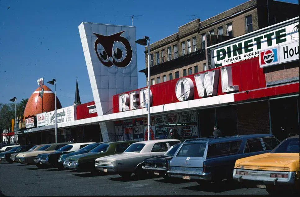 BestPixMN's tweet photo. Did you shop at Red Owl?

Photo by John Margolies (1976) https://t.co/eU9kJnVNtV