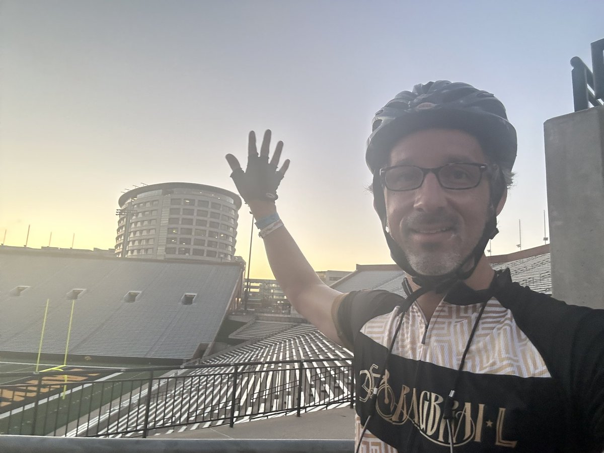 BurgosGOP's tweet photo. Simply the best. It wasn’t a gameday, but doing the #KinnickWave during @RAGBRAI_IOWA this past summer is an experience I will always cherish. https://t.co/6HH5IlXBin