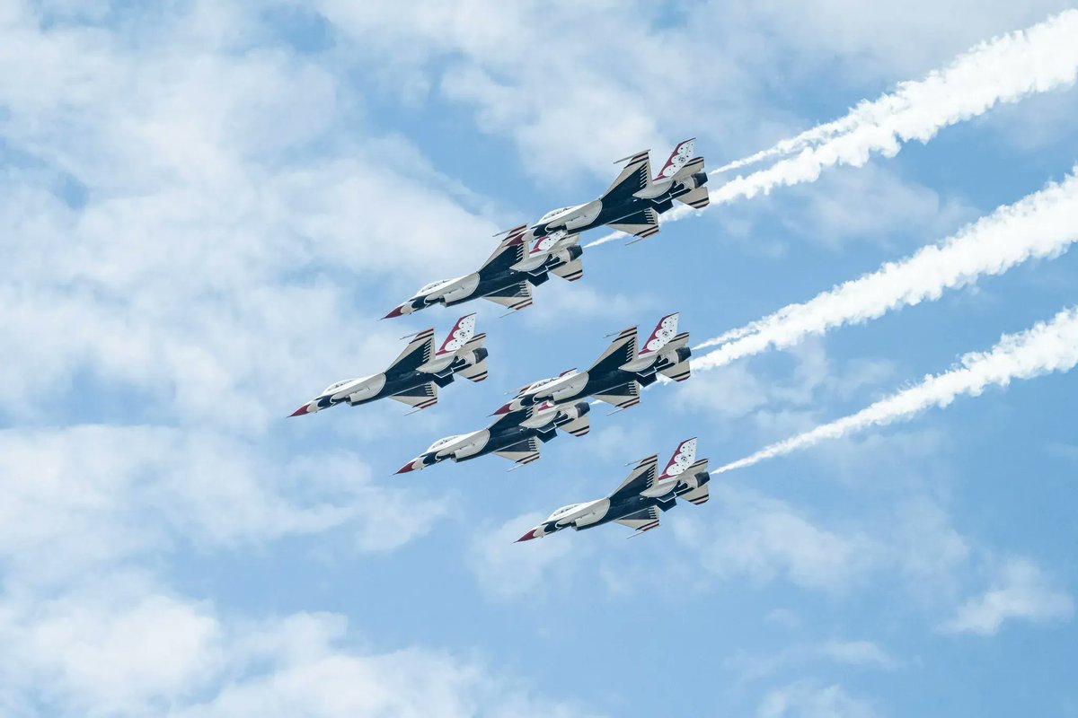aluisius's tweet photo. It's the tail end of the show. As people gathered their belongings and get ready to head out, #thunderbirds still giving their best. All six in the delta formation. Have a good Labor Day weekend!
#powerontheprairie #siouxfalls #sodak #southdakota #airshow #hifromsd https://t.co/IWd8B21frX