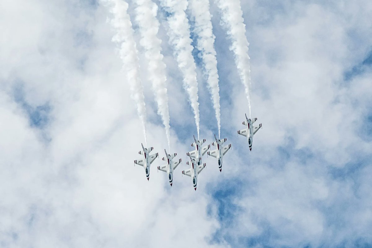 aluisius's tweet photo. It's the tail end of the show. As people gathered their belongings and get ready to head out, #thunderbirds still giving their best. All six in the delta formation. Have a good Labor Day weekend!
#powerontheprairie #siouxfalls #sodak #southdakota #airshow #hifromsd https://t.co/IWd8B21frX