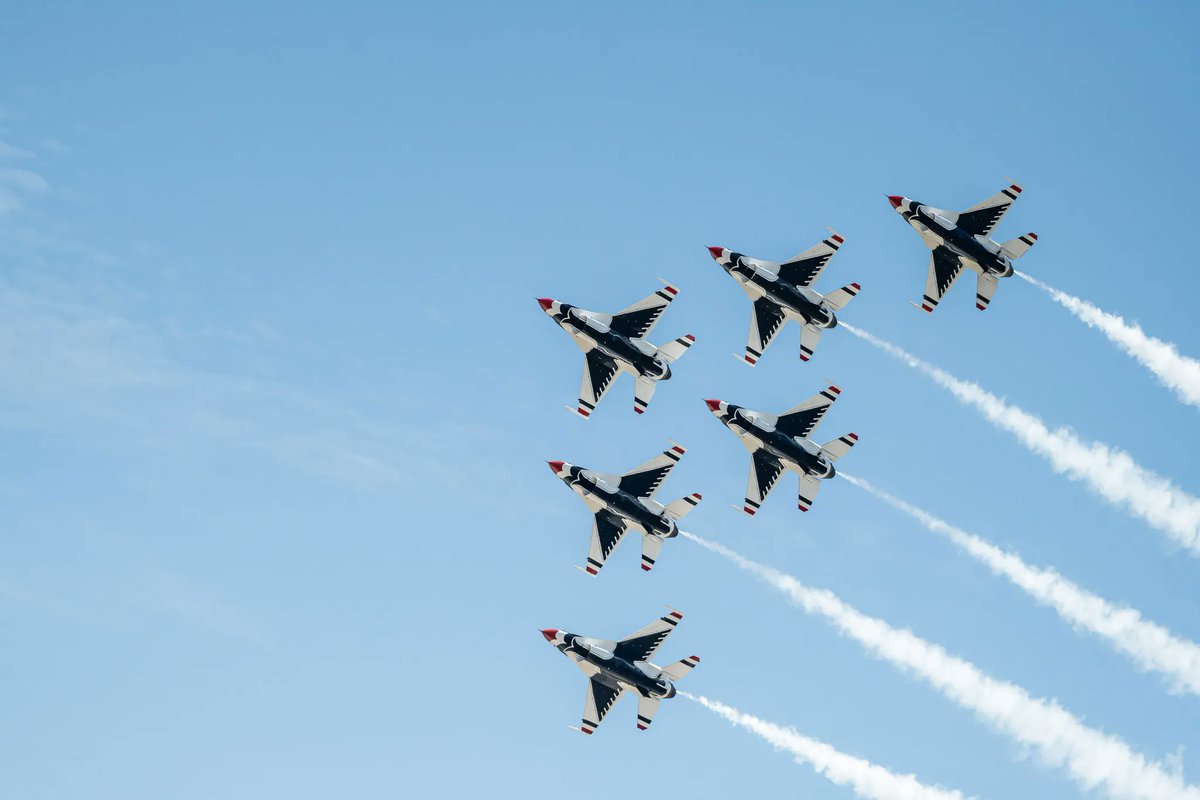 aluisius's tweet photo. It's the tail end of the show. As people gathered their belongings and get ready to head out, #thunderbirds still giving their best. All six in the delta formation. Have a good Labor Day weekend!
#powerontheprairie #siouxfalls #sodak #southdakota #airshow #hifromsd https://t.co/IWd8B21frX