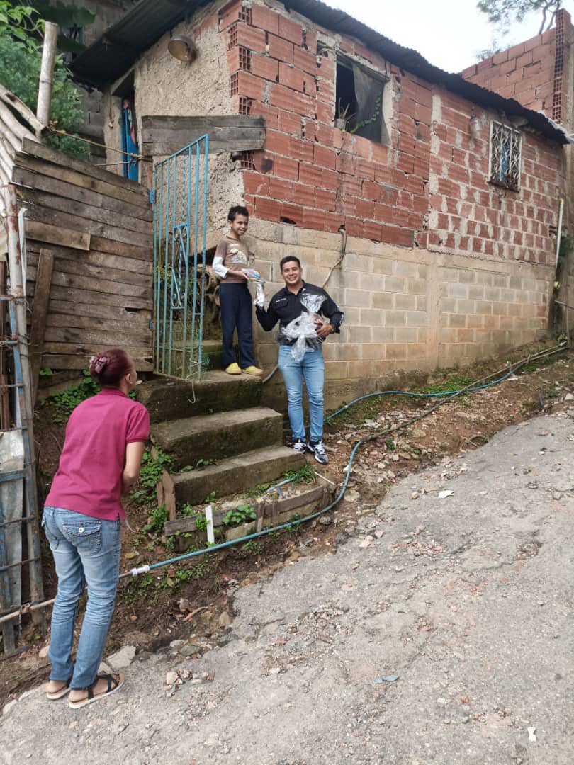 Hoy desde carrizal la comunidad de la martinera hicimos entrega de 70 combos escolares a los niños de la comunidad .. El de carrizal