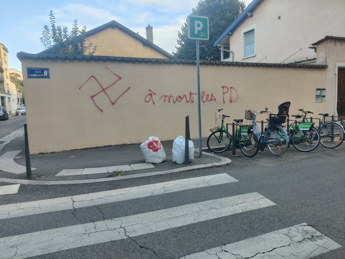 Barletta_Julien's tweet photo. Vu dans le 8e à #Lyon... Les idéologies nauséabondes ont encore de beaux jours devant elles... https://t.co/Q0t0IZZCSN