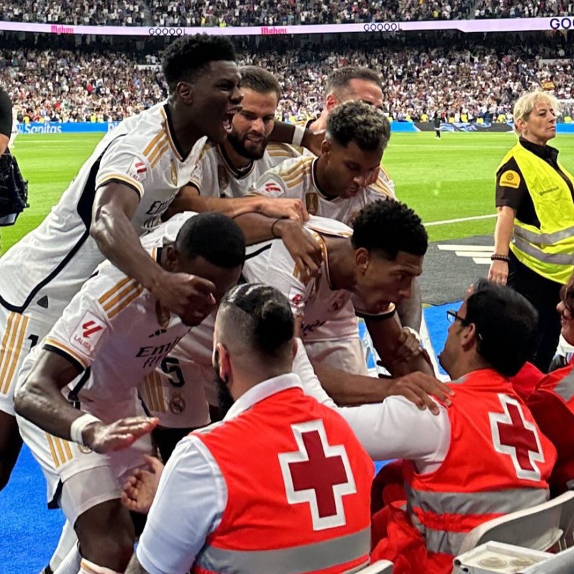 theMadridZone's tweet photo. Jude with a medical worker at Santiago Bernabeu. 😂 https://t.co/UWTZkQk1Uc