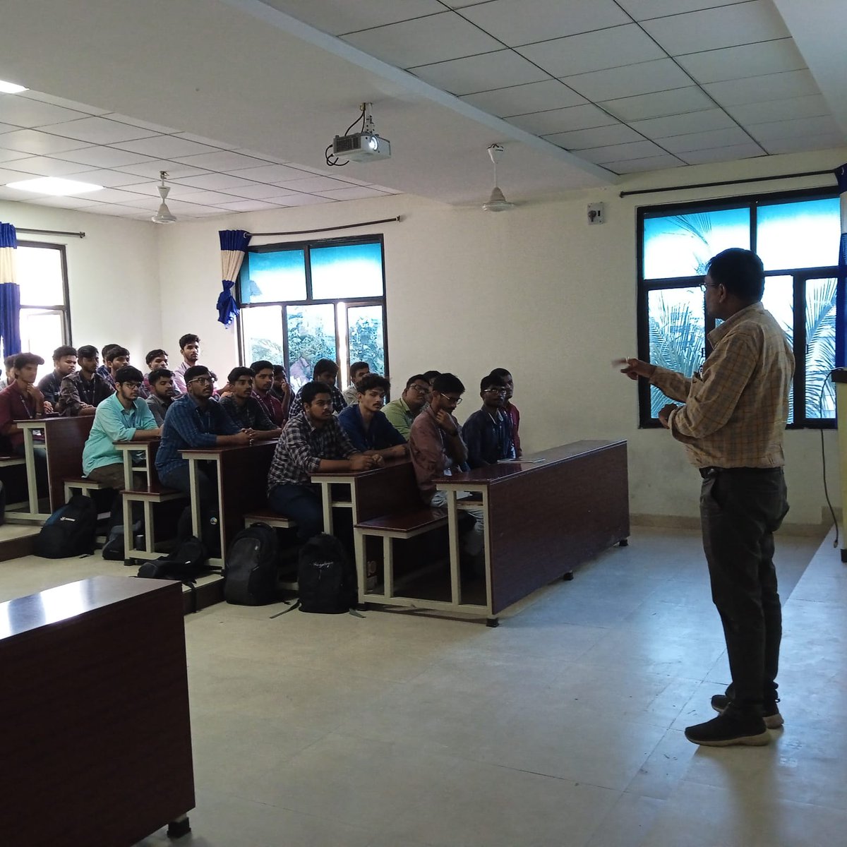 CmrtcCse's tweet photo. An informative session given by Dr K Srujan Raju sir(Dean of Training and Placement and HOD of CSE department),Mr N Bhasker sir(Incharge of Academics) and Dr V Naresh Kumar(T&amp;P officer) #CSE #CMRTC https://t.co/667mplnRzu