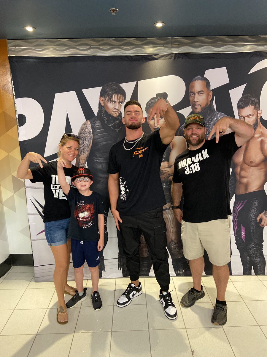 BeeCeeDubya's tweet photo. Great meeting @_Theory1 at the #WWEPayback meet and greet today! https://t.co/G6WV5Z6ZtM