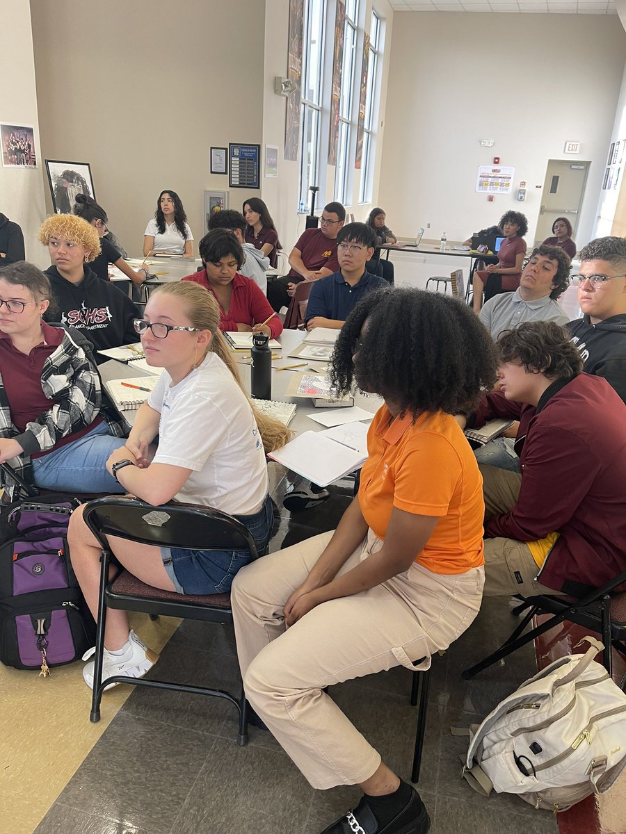 DrMarkShanoff's tweet photo. Started my Friday with AP Art students at St. Cloud High School. Creativity lends itself across the student experience not just in one class! @Osceolaschools #SDOCGoodtoGreat #DayOneCulture https://t.co/YjR1BbcU4t