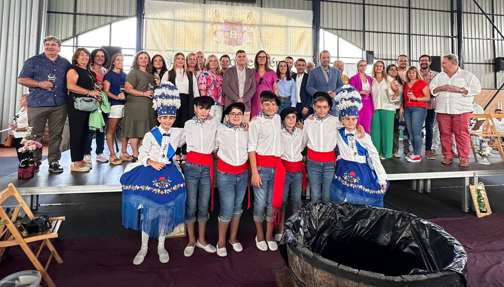 EstherPadillaR's tweet photo. Hoy he asistido a la XXII Fiesta del Vino de #Méntrida, con la pisada de la uva por los Danzantes, que esta misma semana, el @gobjccm hemos declarado Bien de Interés Cultural. 

Os invito a descubrir los vinos de la @DOMentrida. Si no los conocéis os van a sorprender 🍷👏🏼👏🏼 https://t.co/SMOT3J0XC1