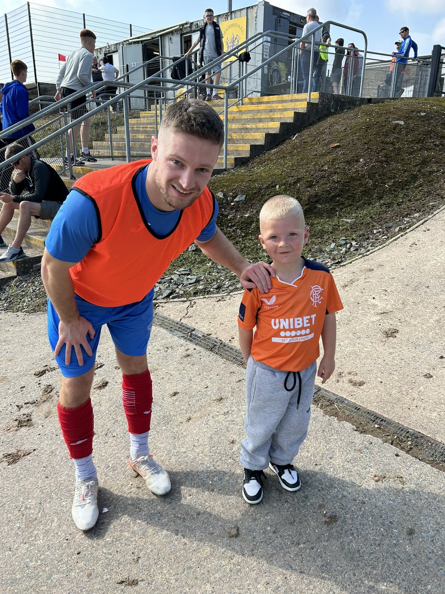 JohnnyA81's tweet photo. Luca’s favourite Ards player @DeeDeemcall @rockymufc72 two good rangers men 😂 https://t.co/tZID7GerAz