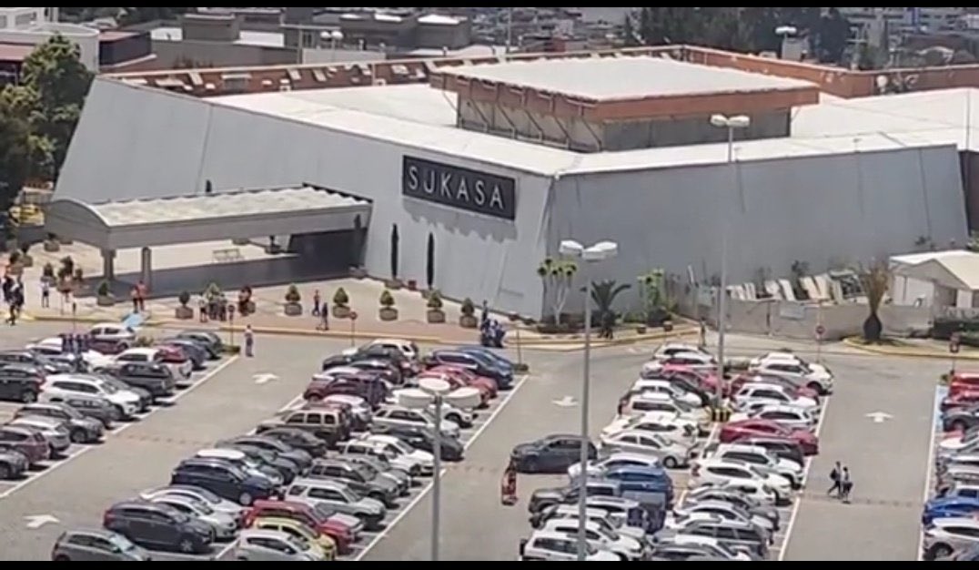 ecuainm_oficial's tweet photo. ‼️#URGENTE
Ciudadanos reportan balacera en el centro comercial El Bosque, al norte de #Quito. Una persona habría resultado herida. Una ambulancia llegó al lugar y todavía no hay un pronunciamiento oficial de las autoridades me https://t.co/L5JFIL9vxQ