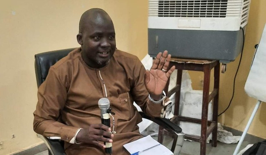 dramevision's tweet image. «Le journaliste doit respecter les règles:
1- respecter de la vérité
2- vérifier les informations
3- défendre la liberté de la presse
4- Laisser la vie privée des gens
5- éviter le plagiat
6- N&apos;accepter de pression pour falsifier l&apos;information», Mamoudou Bocoum 
#BlogDay2023