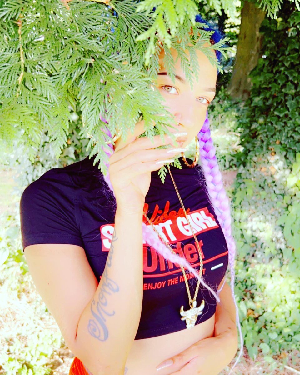 snowflakecannon's tweet photo. My world hella colourful trust me dawgy!!! #fashionmodel #fashionista #femalerapper #femalerappers #ukrapartist #ukrapscene #ukrapmusic #pose #naturephotography #myfamily #family #colourful #colourfulworldpictures #teamsnow #snowflakecannon #photography #photooftheday #photo https://t.co/y09Roc0tA5