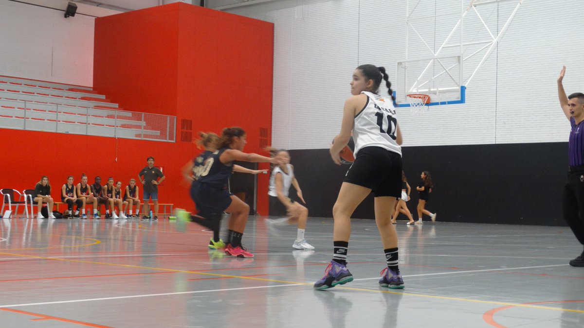 Espectaculares nuestras 2011 💙💛  en el <a href="/U13_Vilafant/">TorneigU13_Vilafant</a> .

@FCBbasket_fem 49
@cdlasallebasket 6️⃣4️⃣

Mañana gran FINAL U13 🆚️ <a href="/FemSantAdria/">Bàsquet Femení Sant Adrià (FSA) 💜</a> 

Vamos‼️‼️💪

#Somoslasalle ⭐️