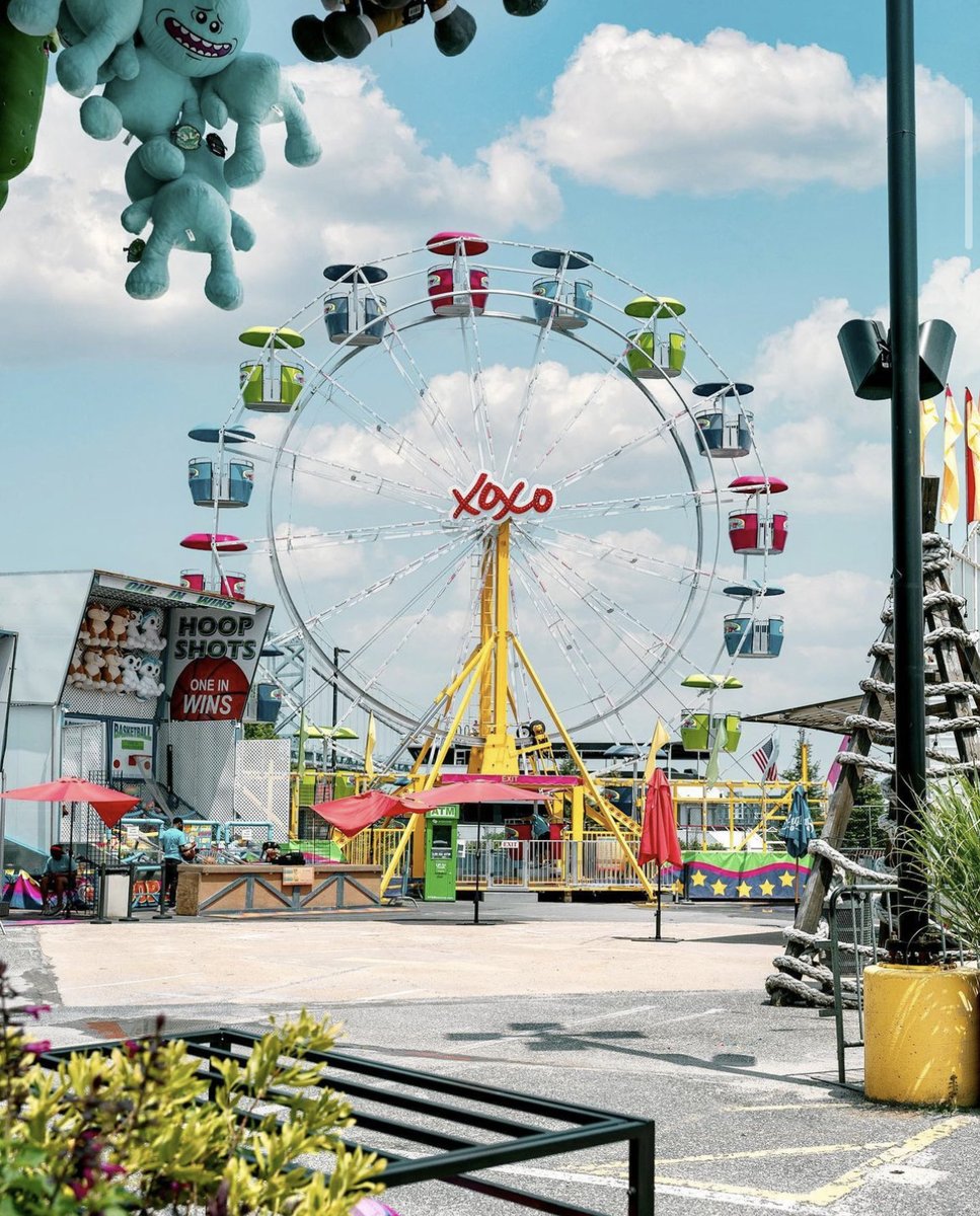 Avoid the shore traffic and make your way down to the #PhillyWaterfront roller skating, tasty eats, and the best boardwalk rides and games in the city.

📸 christhopher.lee on IG

#MyPhillyWaterfront #RiverRink