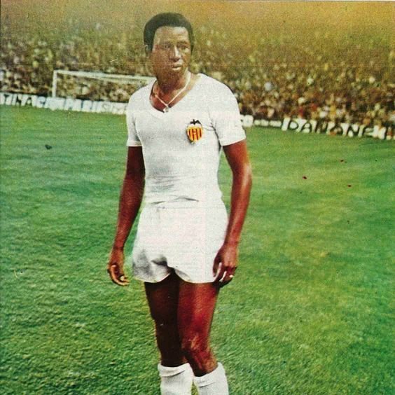 Salif Keita, the first African player in the history of <a href="/valenciacf_en/">Valencia CF</a>, has passed away.

He played for our team for three seasons, from 1973 to 1976.  The Club would like to send their deepest condolences to his family and friends.  R.I.P🖤