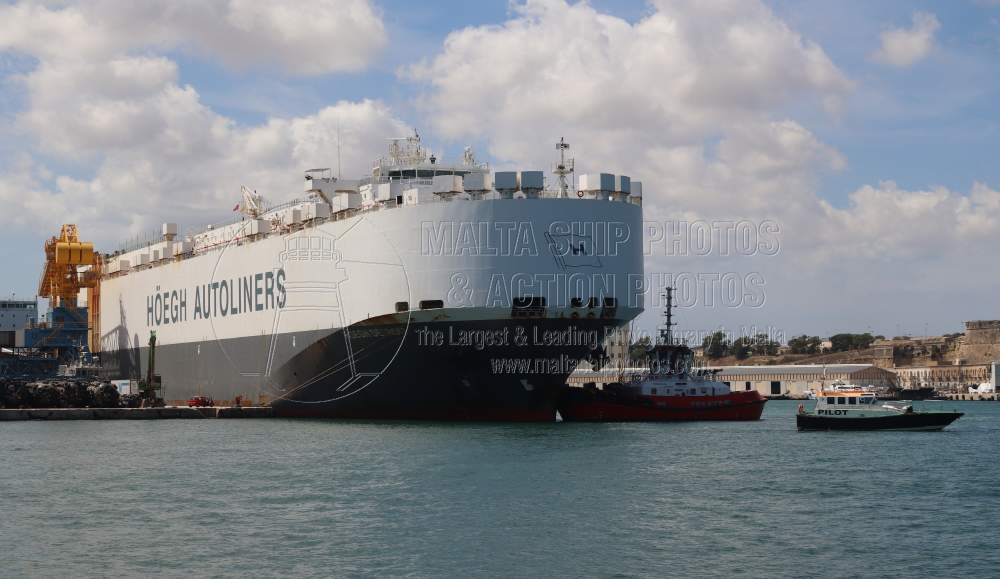 Shipguru's tweet image. #HoeghAutoliners #PCTC #HOEGH_DETROIT ready to #leave #MagazineWharf at  #grandharbourmalta #assisted by #tugs #SEA_SALVOR and #SENGLEA - 02.09.2023  - maltashipphotos.com - NO PHOTOS can be used or manipulated without our permission