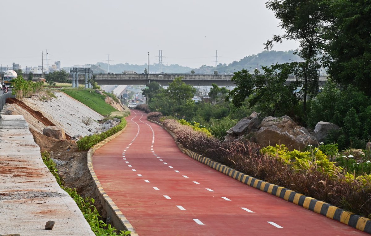 MissionTG's tweet photo. 🇮🇳 India's first sustainable cycling track in #Telangana!

🚴A world-class solar roofed cycling track is getting ready for inauguration in #Hyderabad 

🚴‍♀️The 23-km-long cycle track (planter boxes & adjacent areas) is planted with flowering and avenue trees

🚴‍♂️The cycle track was laid from TSPA to Kollur alongside the service road of the ORR