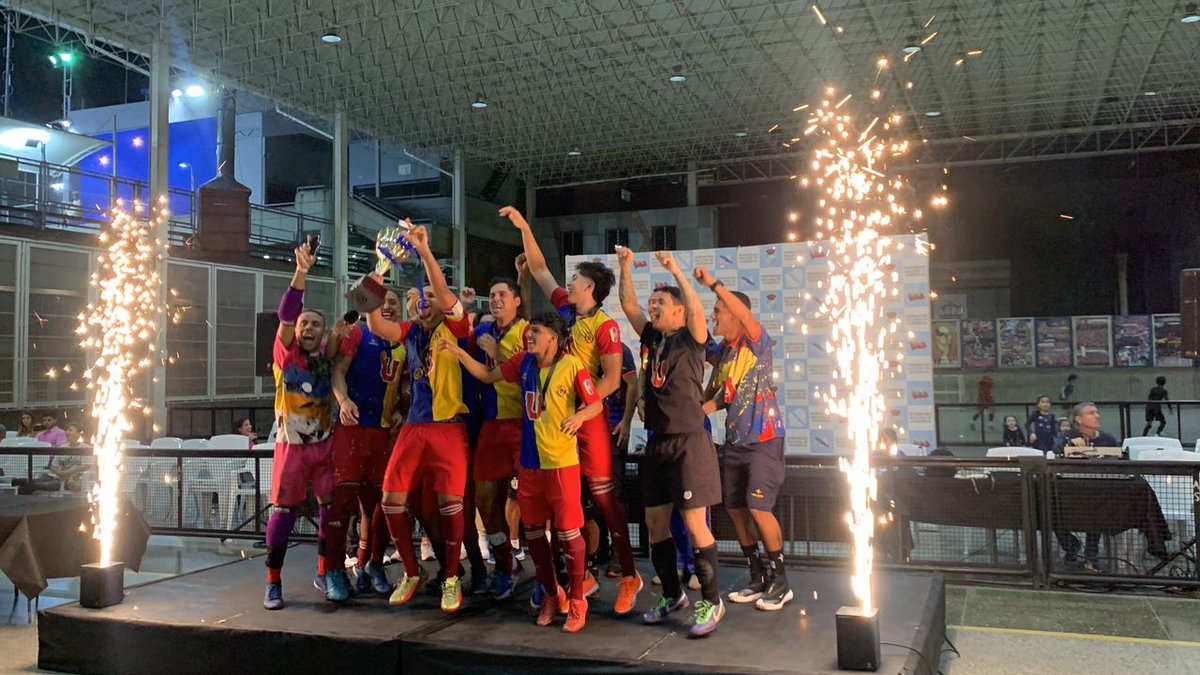Somos CAMPEONES 🏆 Levantamos el trofeo de la Liga Ibérica Futsal. Derrotamos 6-3 a Longaray en la Copa Hermandad 2023.