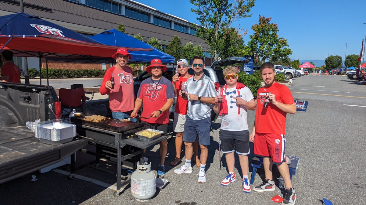 Fanelonmuskyes's tweet image. Nothing like @LibertyFootball and sharing the goodness of @DrinkCheerwine. Check the Liberty X roster with @RichieLongshots @theotherJerryLU @CalebWynn10 @GodlewskiTod. Big 'W' before the game even started.
#RiseWithUs #LTBC