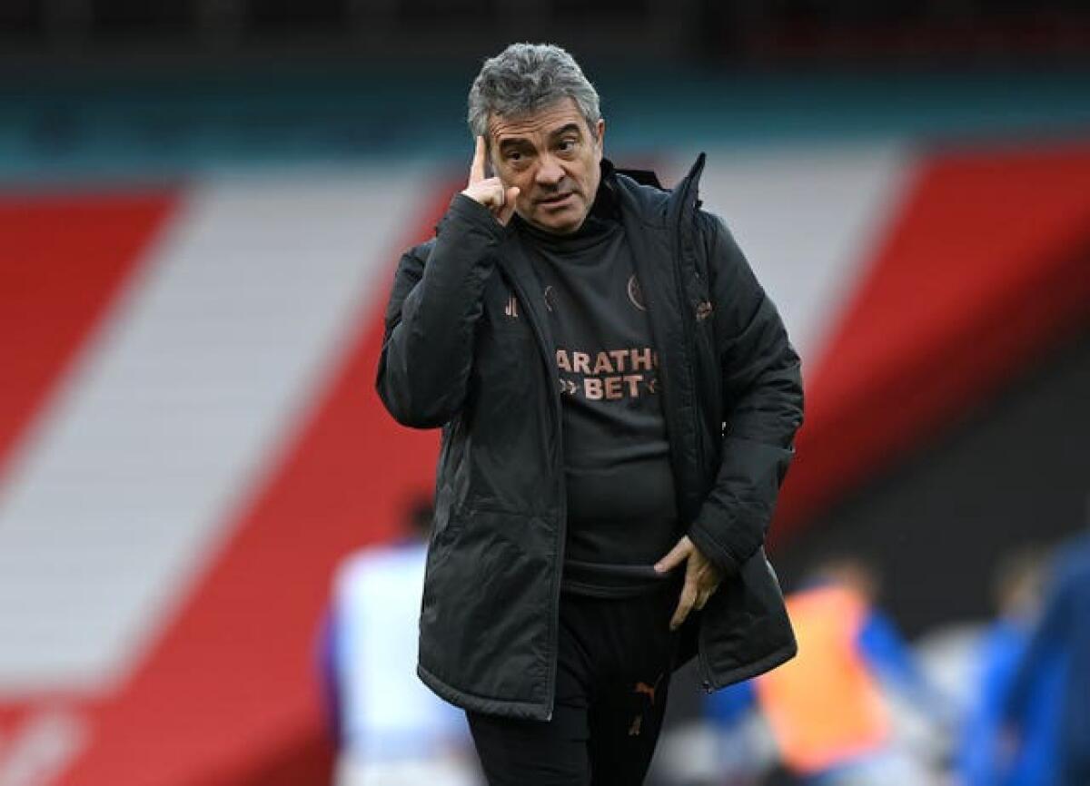 Juanma Lillo voices concerns about the risk of uniformity in training methods. 'Everywhere you go, training tends to become the same, with everyone favoring the 2-touch game,' he observes. 'When it's 2 touches, play the 2-touch situation; with 3, play the 3-touch scenario; with