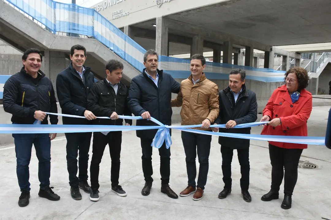 MartinMarinucci's tweet photo. ❗️❗️Hoy es otro día importante, donde inauguré junto con @SergioMassa, @Kicillofok, @DiegoGiuliano, @wadodecorrido, @nico_mantegazza y @anavazquez152, el paso bajo nivel "Diego Armando Maradona", en el distrito de #SanVicente. 

#PBNSanVicente
#ElTrenNosUne 🚈 https://t.co/gNDviUgPF0