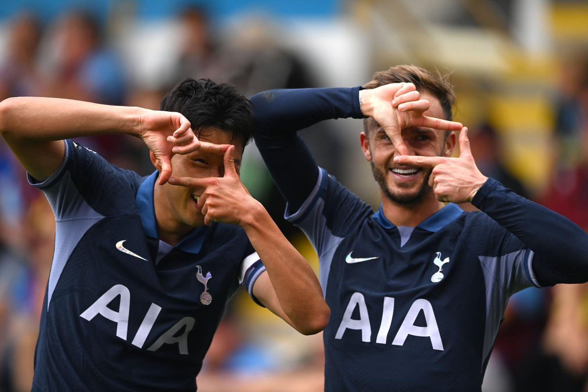 Madders10's tweet photo. Love this team 🤍 Happy Saturdays boys and girls 😁🍻 @SpursOfficial https://t.co/cr03vWferM