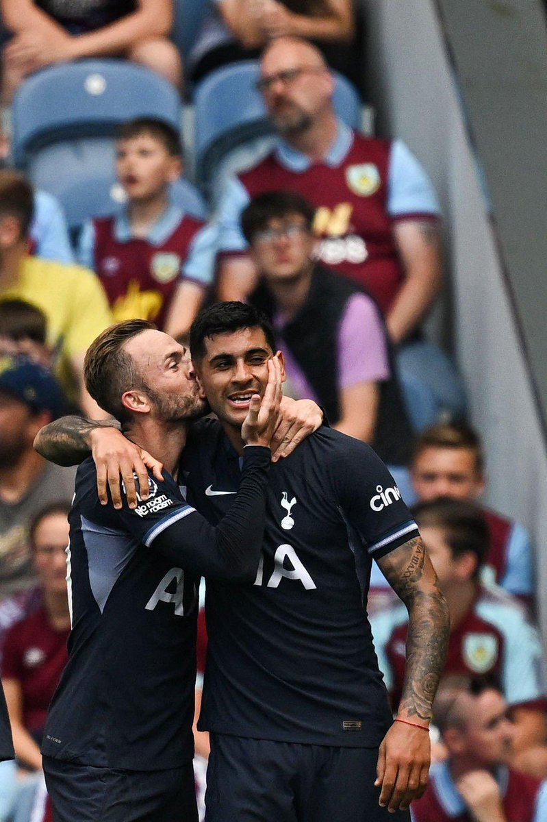 Madders10's tweet photo. Love this team 🤍 Happy Saturdays boys and girls 😁🍻 @SpursOfficial https://t.co/cr03vWferM