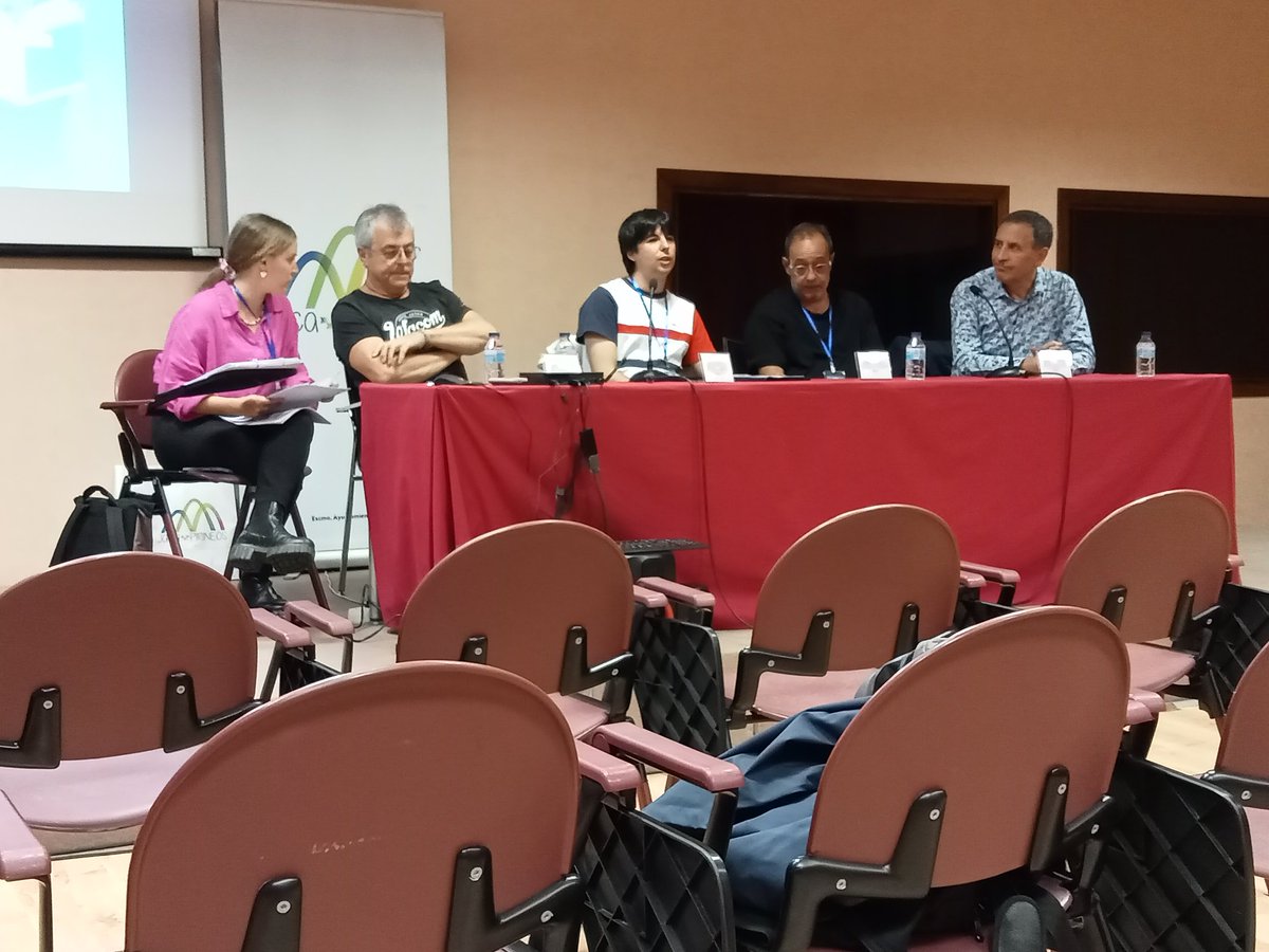 SHF_Comic's tweet photo. Empieza la mesa redonda "Pequeñas historias de la Historia" con Juanarete, Tito y Marko. Modera Julio Gracia.
#jacacomic #bd #comic https://t.co/iQIh7659qp