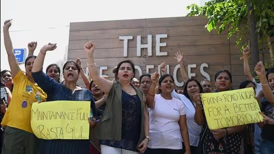 HTGurgaon's tweet photo. Unitech residents in #Gurugram protest poor condition of access road
(@abhishekbehl reports) 

https://t.co/un0fNfhSdB https://t.co/WRVmRJDWuk