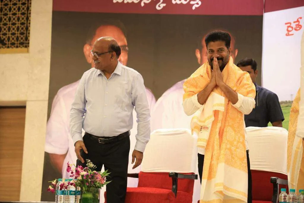khasimshareef76's tweet photo. Today Attend Dasapalla Hotel Release Of The Raithe Raajaithe Of Late Chief Minister Dr.YS Rajashekhar Reddy Garu Grand Tributes On The Occasion Of 14th Death Anniversary.
Former Chief Minister AICC General Secretary Digvijay Singh Unveiled The Book 'Raithe Raju'. https://t.co/vBS1ZNkRvt