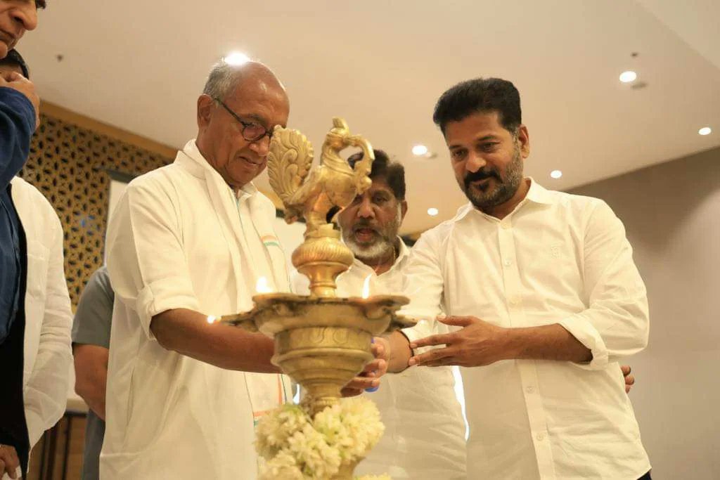 khasimshareef76's tweet photo. Today Attend Dasapalla Hotel Release Of The Raithe Raajaithe Of Late Chief Minister Dr.YS Rajashekhar Reddy Garu Grand Tributes On The Occasion Of 14th Death Anniversary.
Former Chief Minister AICC General Secretary Digvijay Singh Unveiled The Book 'Raithe Raju'. https://t.co/vBS1ZNkRvt