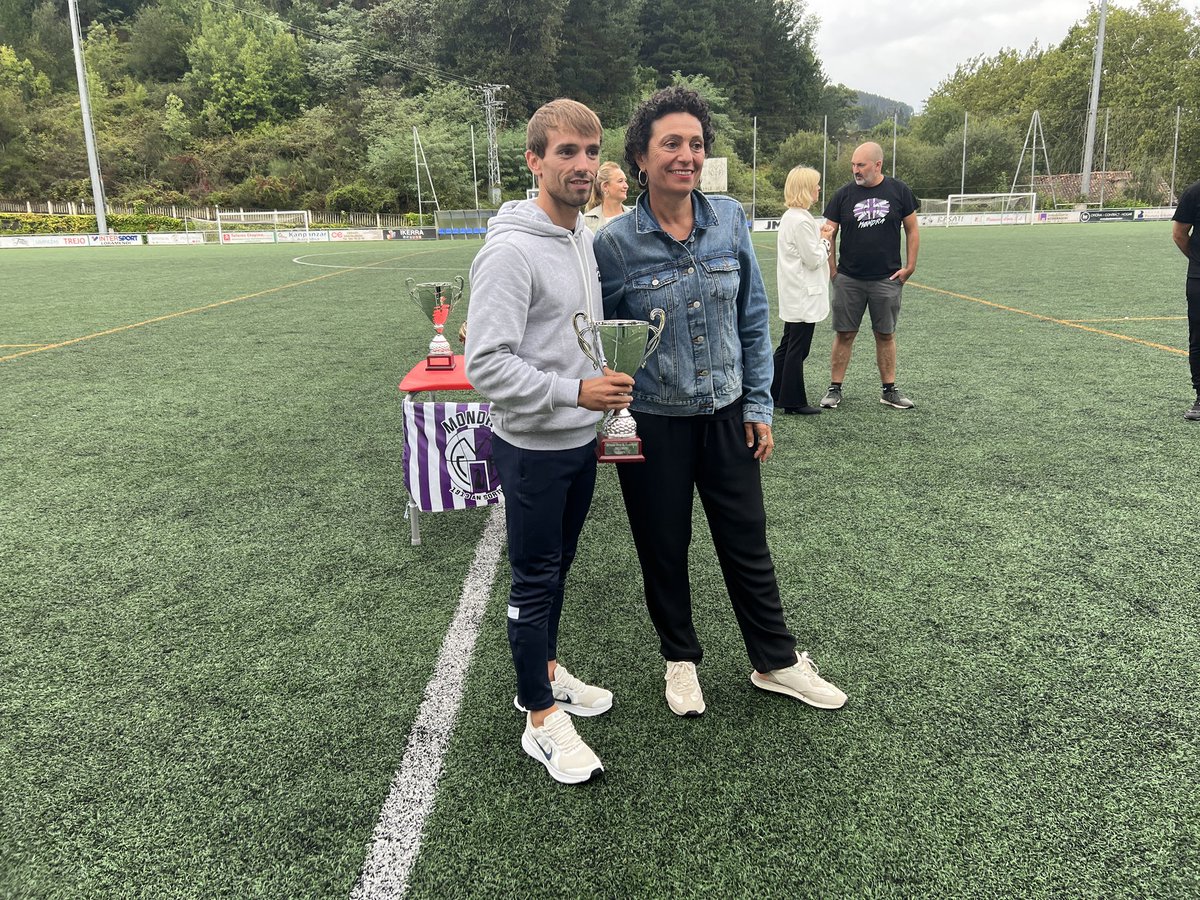 Mikel Aizpuruaren Beasainek irabazi du Arrasate Hiria torneoa. Eta jokalari onena Alex Iriondo izendatu dute (Beasain). <a href="/MondragonCF/">Mondragon C.F.</a> oso txukun ibili da hirugarren mailako taldeen aurrean.